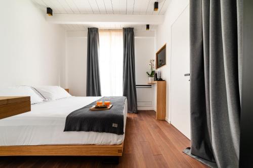 um quarto com uma cama com uma bandeja de laranjas em Arringo - Stay comfy em Conversano