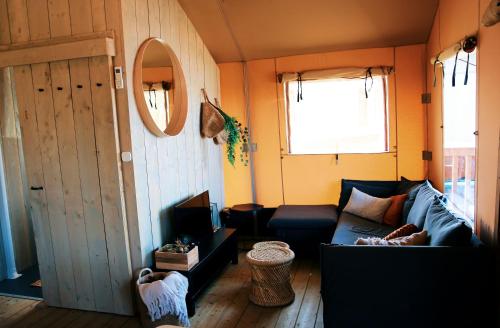 salon z kanapą i oknem w obiekcie Luxury Lake Lodge w mieście Alphen