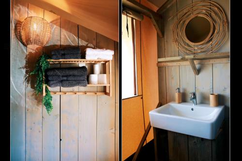 La salle de bains est pourvue d'un lavabo et d'un miroir. dans l'établissement Luxury Lake Lodge, à Alphen