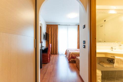 Koupelna v ubytování Hotel Olympus