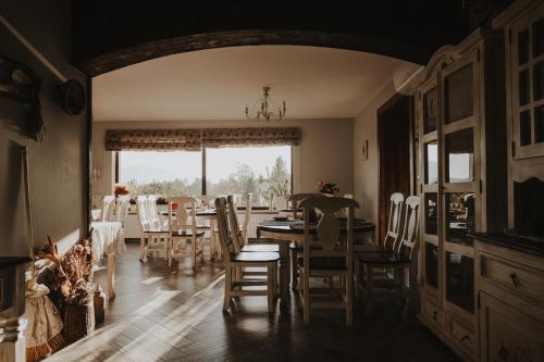 een eetkamer met een tafel en stoelen bij Dom Malowany - Domki in Wetlina