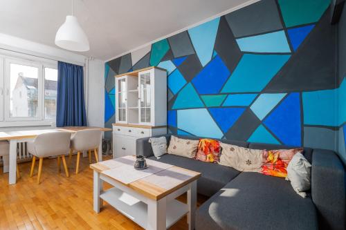 sala de estar con sofá y pared colorida en Prime Location in City Center I The Blue Art Spot, en Sofía