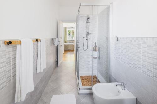 Bilik mandi di 2-Bedroom Apartment in Alba with Free Parking and Air Conditioning