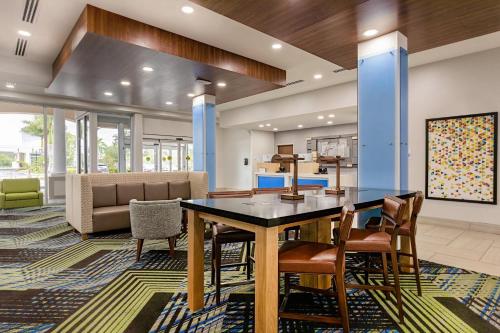 comedor con mesa y sillas en Holiday Inn Express & Suites - Miramar, an IHG Hotel, en Miramar