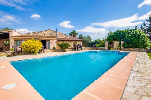 a swimming pool in the backyard of a house at Puri in Lloseta