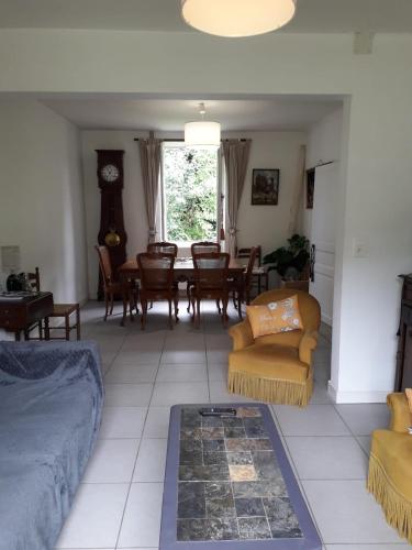 un salon avec un canapé et une table dans l'établissement la Montjoie, à Montignac