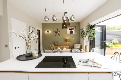 uma cozinha com um balcão branco e um lavatório em Beautiful boutique feel centrally located em Hereford