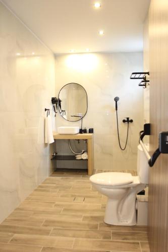 Ένα μπάνιο στο UrbanBay Hotel & Spa