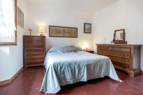 1 dormitorio con 1 cama y vestidor en un'angolo incantato en Florence