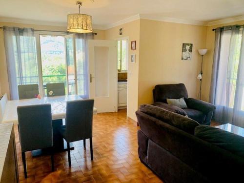 un salon avec un canapé et une table dans l'établissement Appartement F3, 4 Couchages, Balcon, Wi-Fi, Garage, Ascenseur, Proche Centre et Cures, Amélie-les-Bains - FR-1-703-97, à Amélie-les-Bains-Palalda