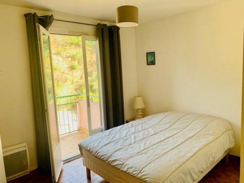 Llit o llits en una habitació de Appartement Amélie-les-Bains-Palalda, 3 pièces, 5 personnes - FR-1-703-97