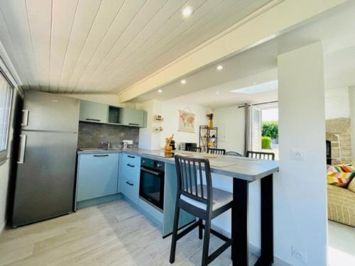 une cuisine avec une table et un réfrigérateur dans l'établissement Maison rénovée T2 50m² - 4 pers - Proche côte sauvage - Jardin - Parking - Quartier calme - FR-1-478-260, à Saint-Pierre-Quiberon