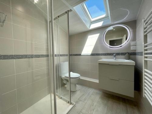 une salle de bain avec douche et toilettes et une fenêtre dans l'établissement Maison rénovée T2 50m² - 4 pers - Proche côte sauvage - Jardin - Parking - Quartier calme - FR-1-478-260, à Saint-Pierre-Quiberon