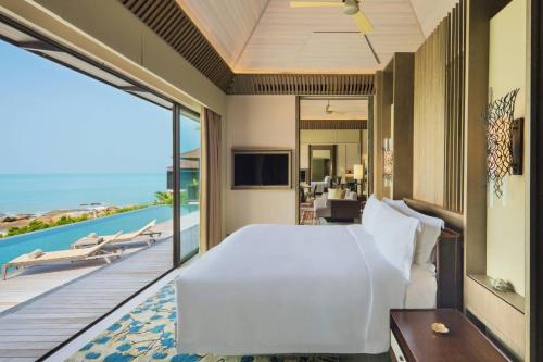Postel nebo postele na pokoji v ubytování The Ritz-Carlton, Langkawi