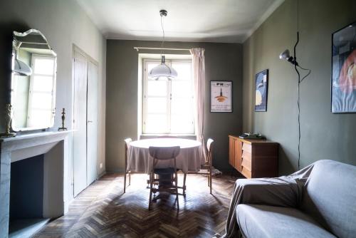 - un salon avec une table et une fenêtre dans l'établissement L'Ambasciata, à Turin