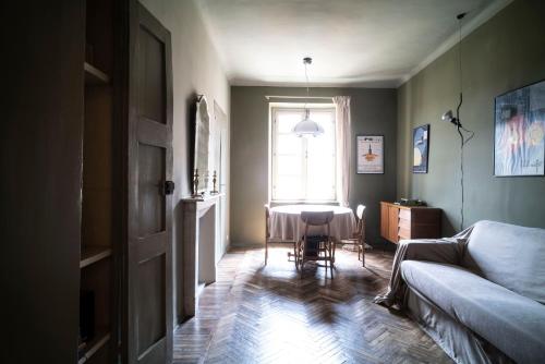 - un salon avec une table et un canapé dans l'établissement L'Ambasciata, à Turin