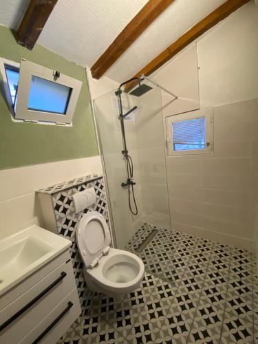 Ένα μπάνιο στο Apartman Lepetane