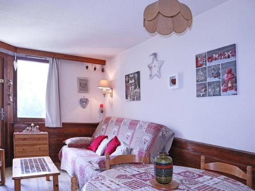 un salon avec un canapé et une table dans l'établissement Studio 6 pers, centre station, skis aux pieds, wifi - FR-1-322-26, aux Orres