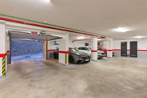 garaż z dwoma samochodami zaparkowanymi w nim w obiekcie Hotel Diplomat w Budvie