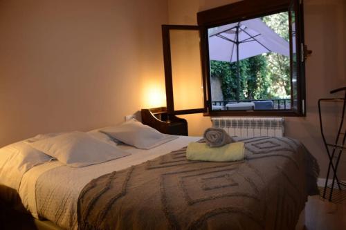een slaapkamer met een groot bed en een raam bij Casa Macarena Espectacular Plaza Mayor in Ciudad-Rodrigo