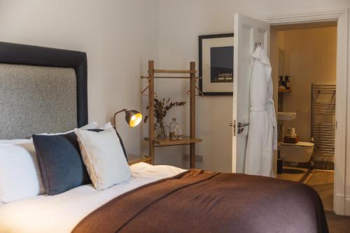 A bed or beds in a room at Isle of Raasay Distillery