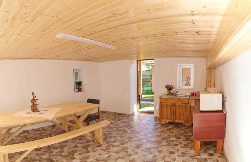 d'une salle à manger avec une table en bois et un bureau. dans l'établissement Carla House, à Vidolm