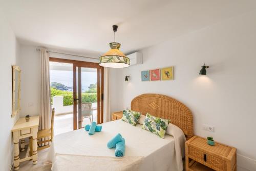 una camera da letto con un letto, un tavolo e una finestra di Apartamento Ola de Mar a Felanitx