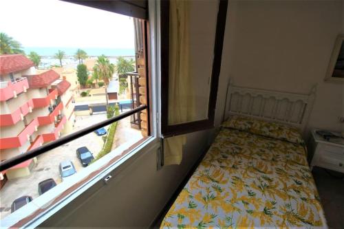 - une chambre avec un lit et une fenêtre avec vue dans l'établissement Brisa Marina, à Las Canteras