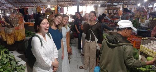 un grupo de mujeres en un mercado en Khrisna Sunrise Homestay Tulamben en Tulamben