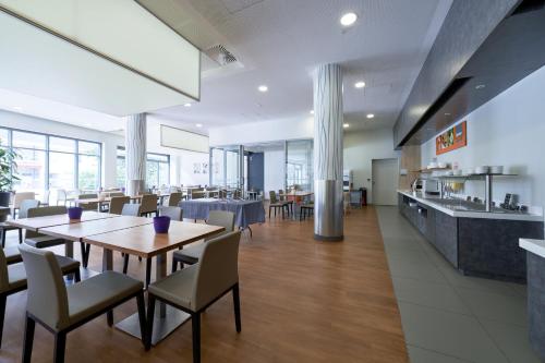 un restaurant avec des tables, des chaises et un comptoir dans l'établissement Holiday Inn Express Strasbourg Centre, an IHG Hotel, à Strasbourg