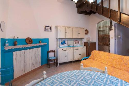 a bedroom with a bed and a kitchen with a refrigerator at Casa Rosa 