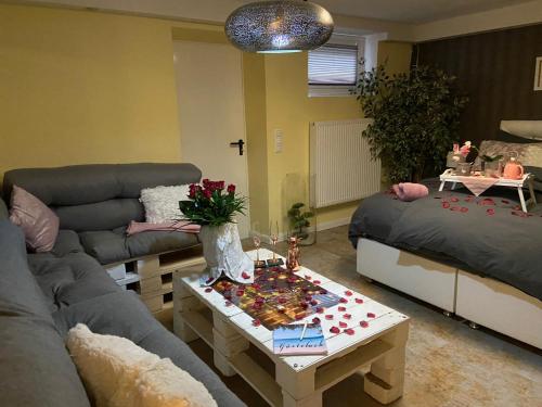 sala de estar con sofá y mesa de centro en Thailand Lounge Whirlpool Sauna SPA en Geesthacht