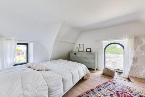 een witte slaapkamer met een bed en een raam bij RARE! Maison typique pour 6 a Baden in Baden