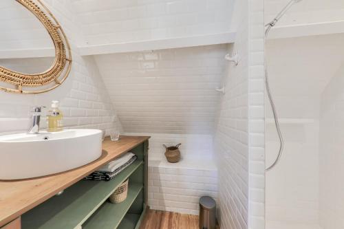 een badkamer met een wastafel en een douche bij RARE! Maison typique pour 6 a Baden in Baden