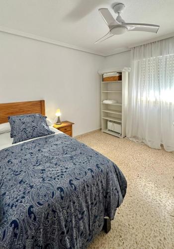 - une chambre avec un lit et un ventilateur de plafond dans l'établissement HABITACIÓN DOBLE (DOS CAMAS) EN CENTRO HISTÓRICO, à Carthagène