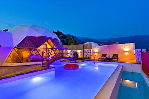 Bazén v ubytování Kalkan Dome Suites & Deluxe Hotel nebo v jeho okolí