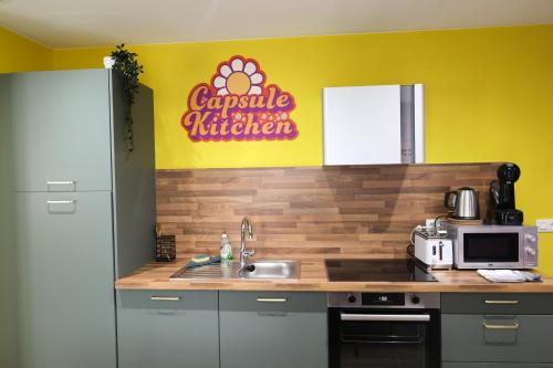 Una cocina o cocineta en Capsule Groovy-Jacuzzi-Sauna-Billard-Netflix- Nintendo Switch & Jeux