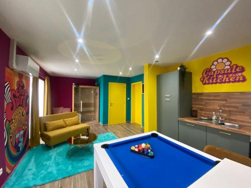 a living room with a pool table in it at Capsule Groovy-Jacuzzi-Sauna-Billard-Netflix- Nintendo Switch & Jeux in Mons