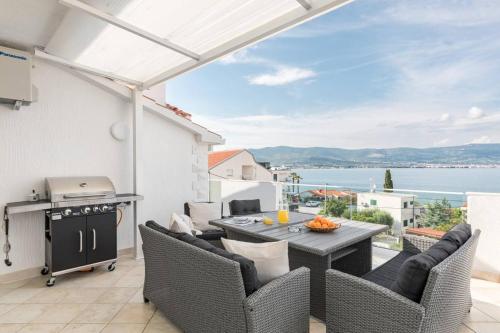 Apartment in Arbanija with sea view, terrace, air conditioning, WiFi 5139-5