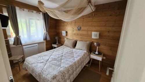 Tempat tidur dalam kamar di Aux FLOCONS DE LA MAUSELAINE