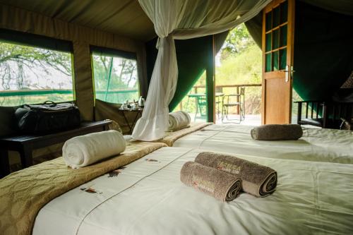 Postel nebo postele na pokoji v ubytování Taranga Safari Lodge