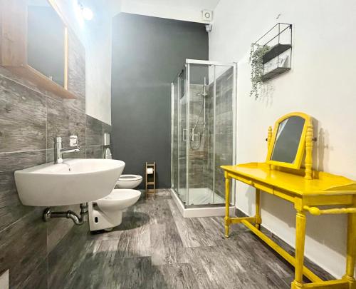 une salle de bains avec lavabo, toilettes et miroir dans l'établissement Domus Rubra, à Castelsardo