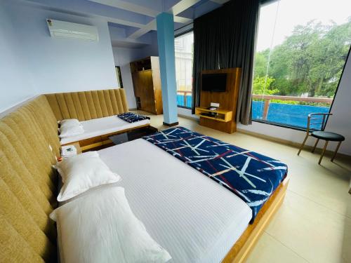 Postel nebo postele na pokoji v ubytování hotel saptarang residency panhala