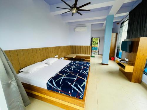 Postel nebo postele na pokoji v ubytování hotel saptarang residency panhala