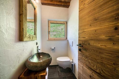 a bathroom with a bowl sink and a toilet at Chalet zu Wosser in San Leonardo in Passiria