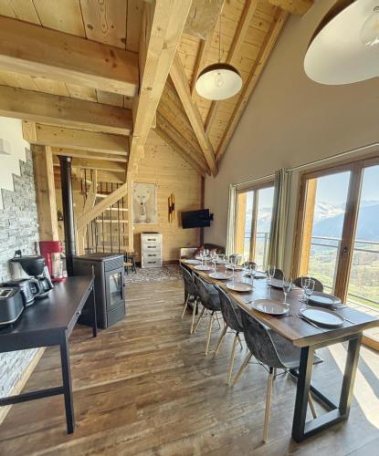 A restaurant or other place to eat at Chalet L'Albaron