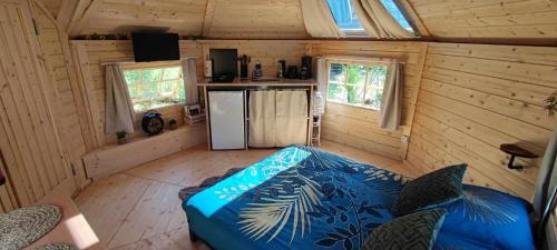 an overhead view of a bedroom in a tiny house at Cabane Kota finlandais in Laives