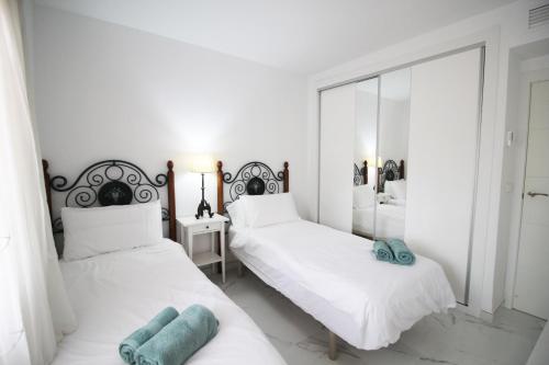 Postel nebo postele na pokoji v ubytování Two Bedroom Bellaluz Apartment With Large Patio