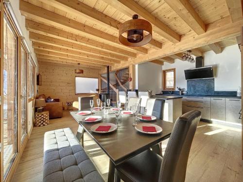 une cuisine et une salle à manger avec une table et des chaises dans l'établissement Chalet La Galise, à La Toussuire