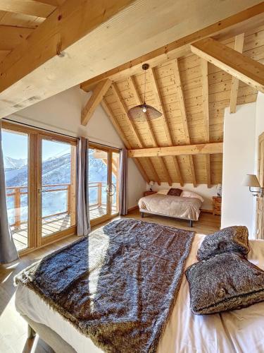 une chambre avec deux lits et une grande fenêtre dans l'établissement Chalet La Galise, à La Toussuire